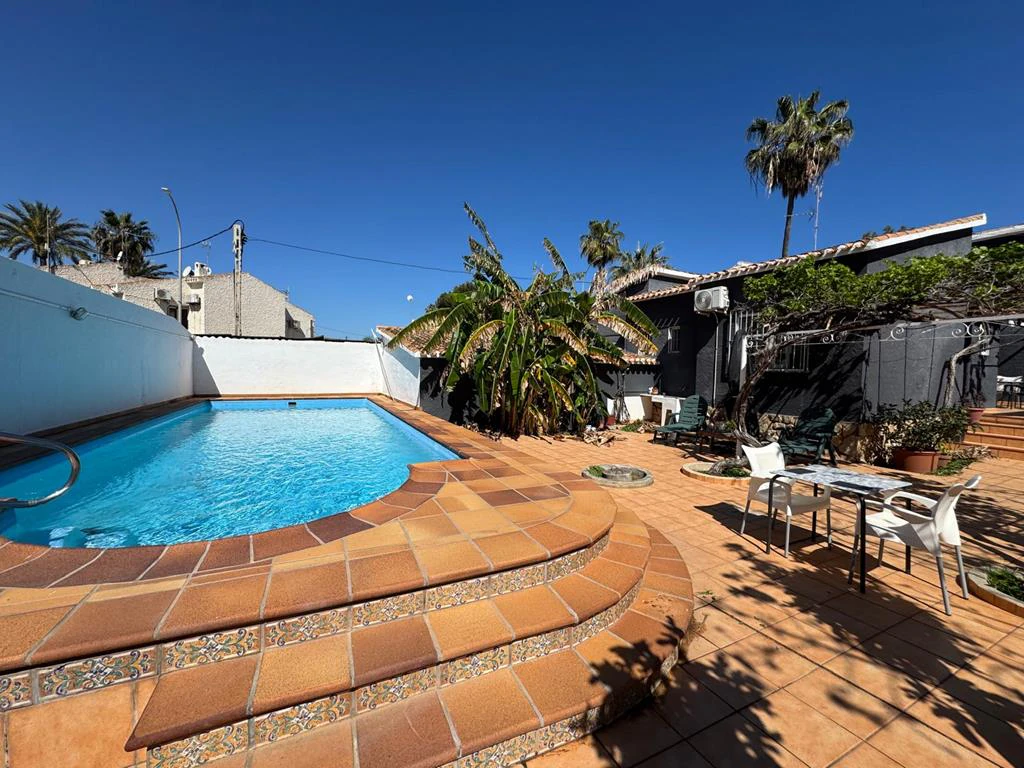 Independent chalet with large plot and private pool in Las Marinas - Dénia