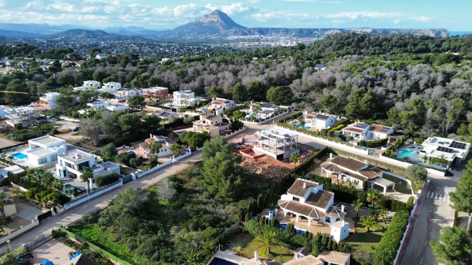 Plot for Sale in La Cala, Jávea – 1078 m² with Build Potential of 323 m² and Private Pool
