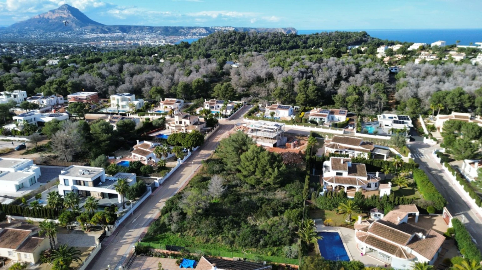 Plot for Sale in La Cala, Jávea – 1078 m² with Build Potential of 323 m² and Private Pool