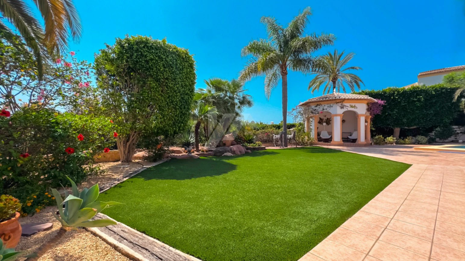Villa de lujo en venta en Moraira con vistas al mar.