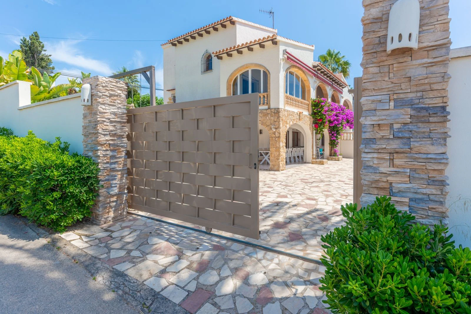 Spacious villa with 7 bedrooms, a step away from the center of Moraira.