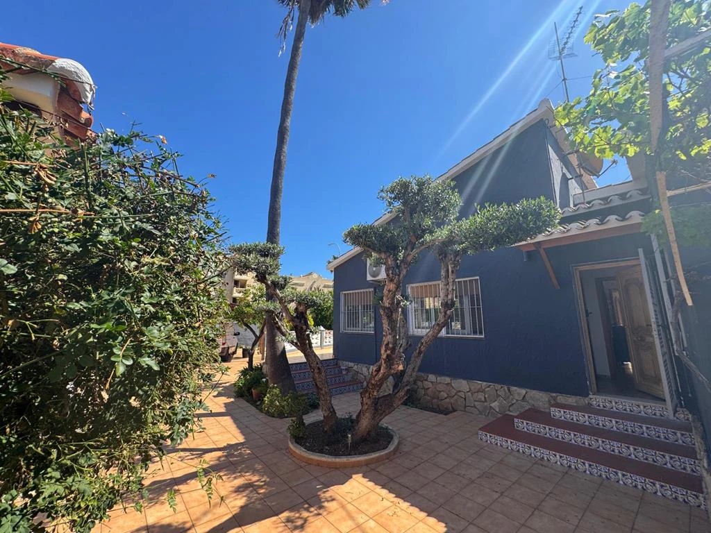 Independent chalet with large plot and private pool in Las Marinas - Dénia