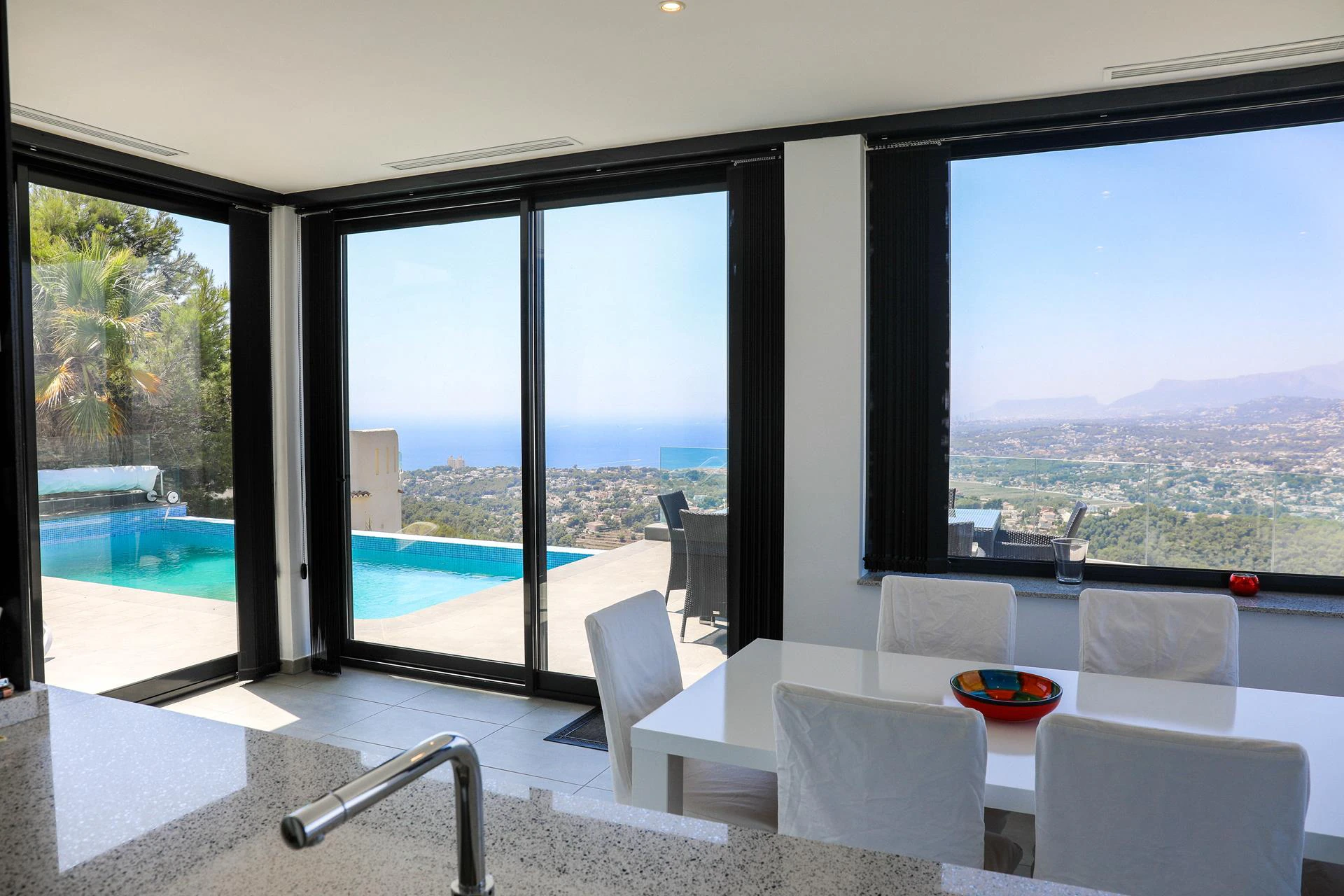 Moderne villa met panoramisch uitzicht