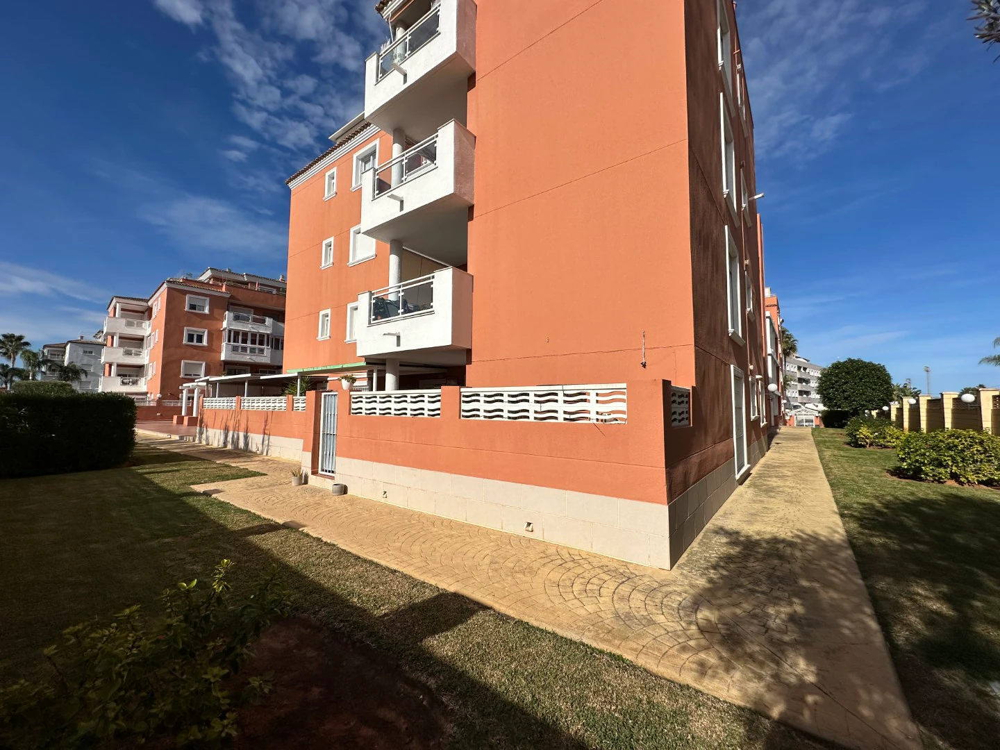 Apartment in Denia on the ground floor with 2 bedrooms and a private terrace for sale.