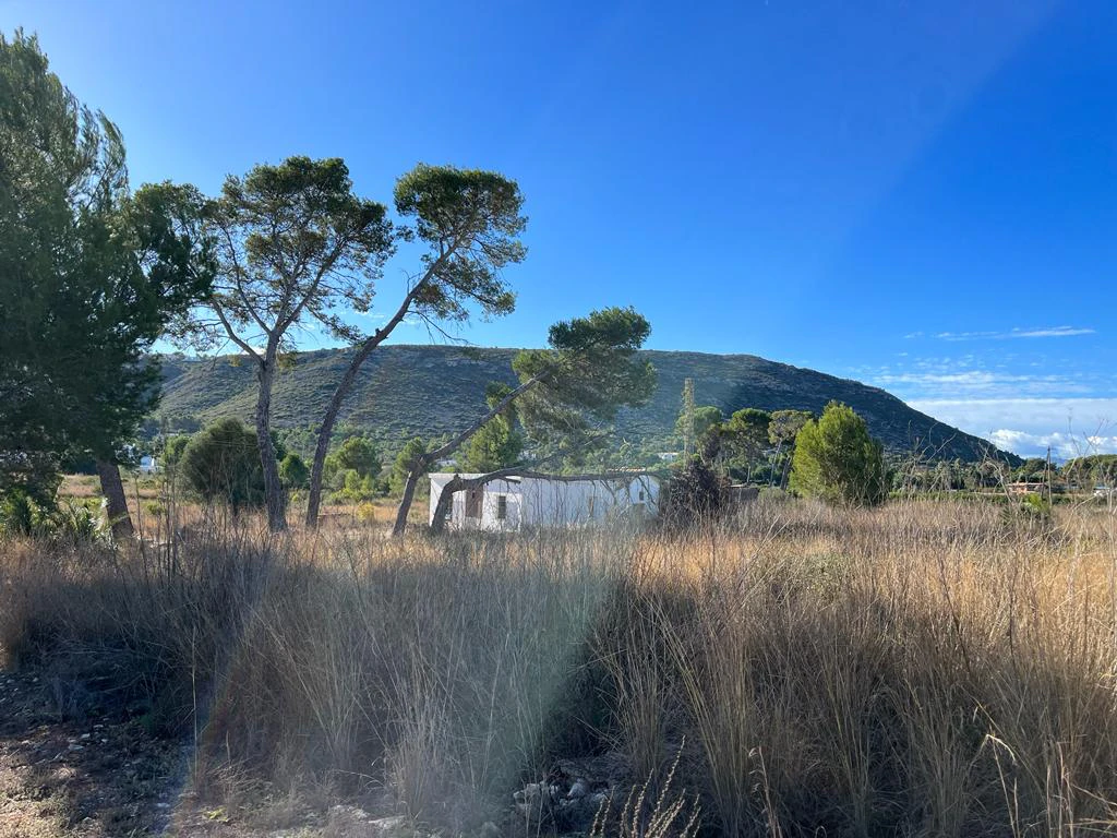 Finca en un terreno rústico en venta en Denia
