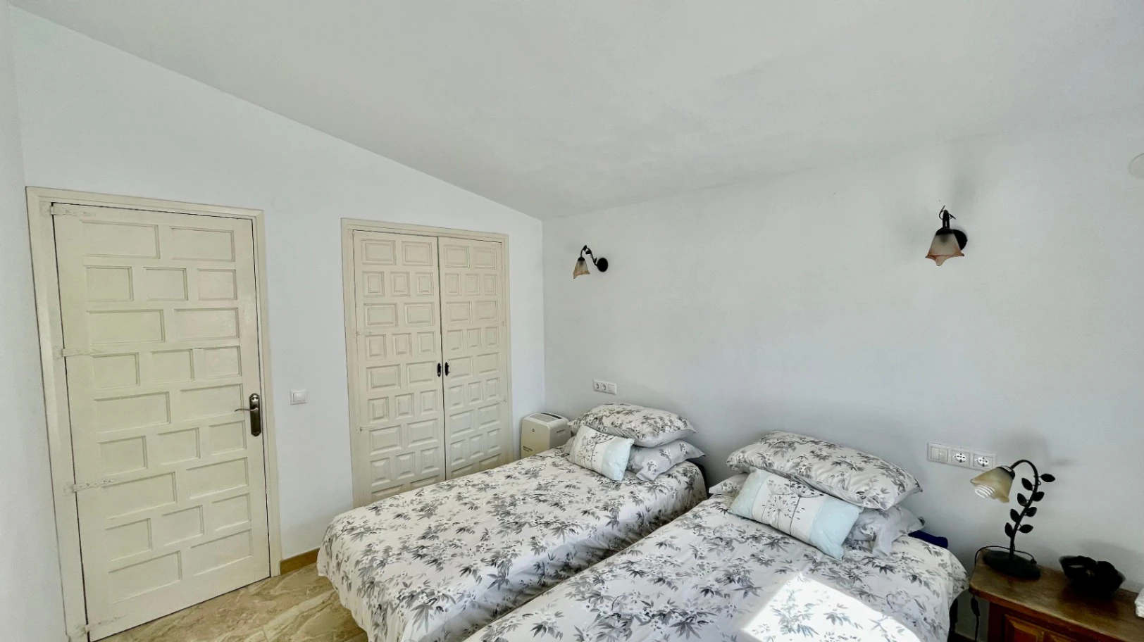Villa for sale in Orba: Panoramic views, separate guest apartment