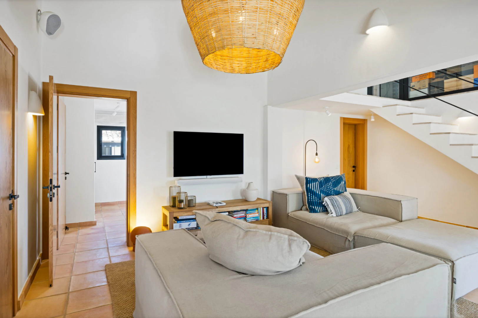 Renovated villa in the Montgo area with a separate guest house.