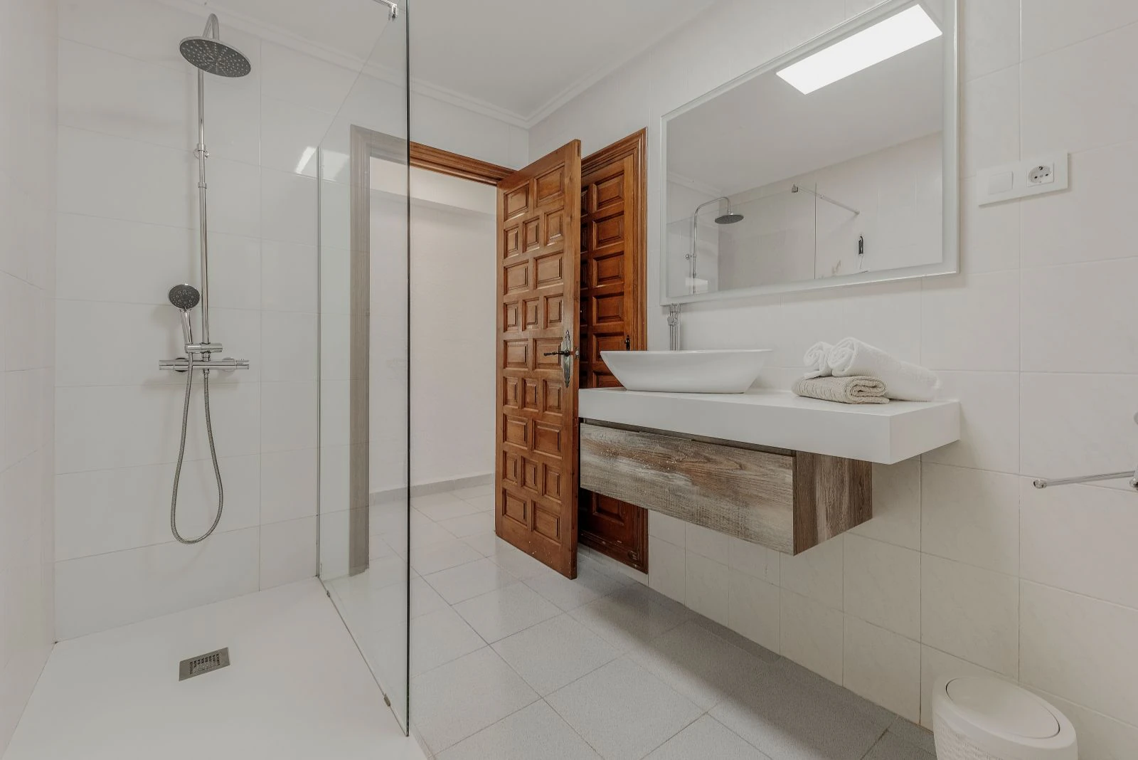 Spacious villa with 7 bedrooms, a step away from the center of Moraira.