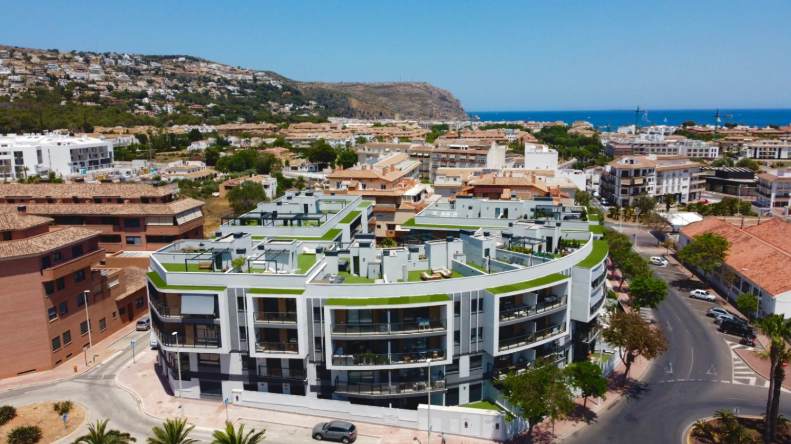 Modern and elegant south-facing apartment with a pool in Jávea.