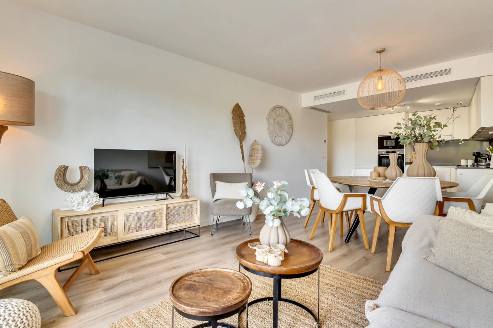 Modern and elegant south-facing apartment with a pool in Jávea.