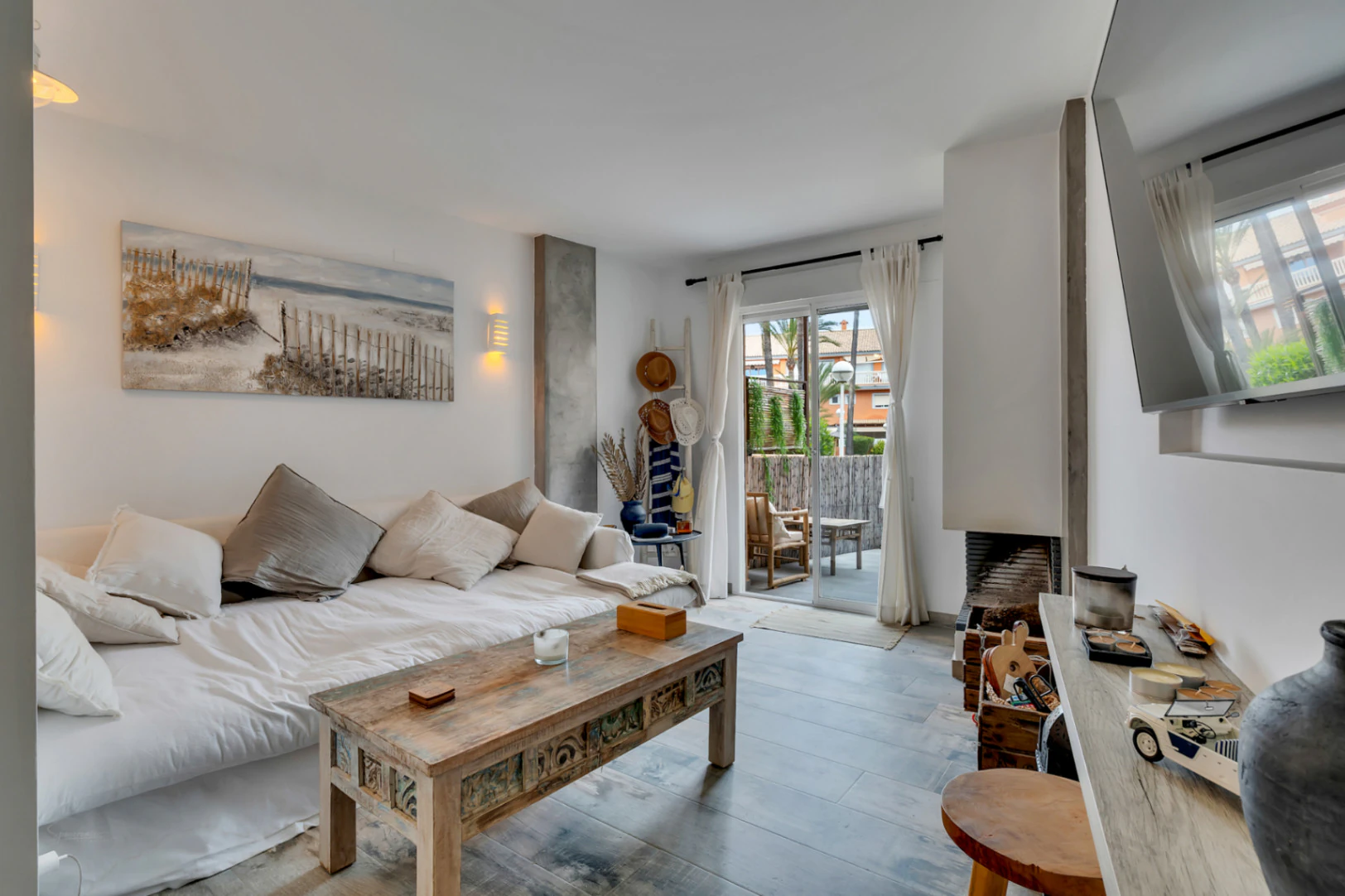 Renovated apartment with pool near the sea.