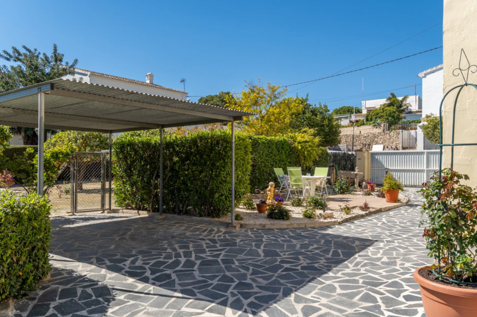 Villa a la venta a pocos metros del casco antiguo de Jávea con vistas al mar