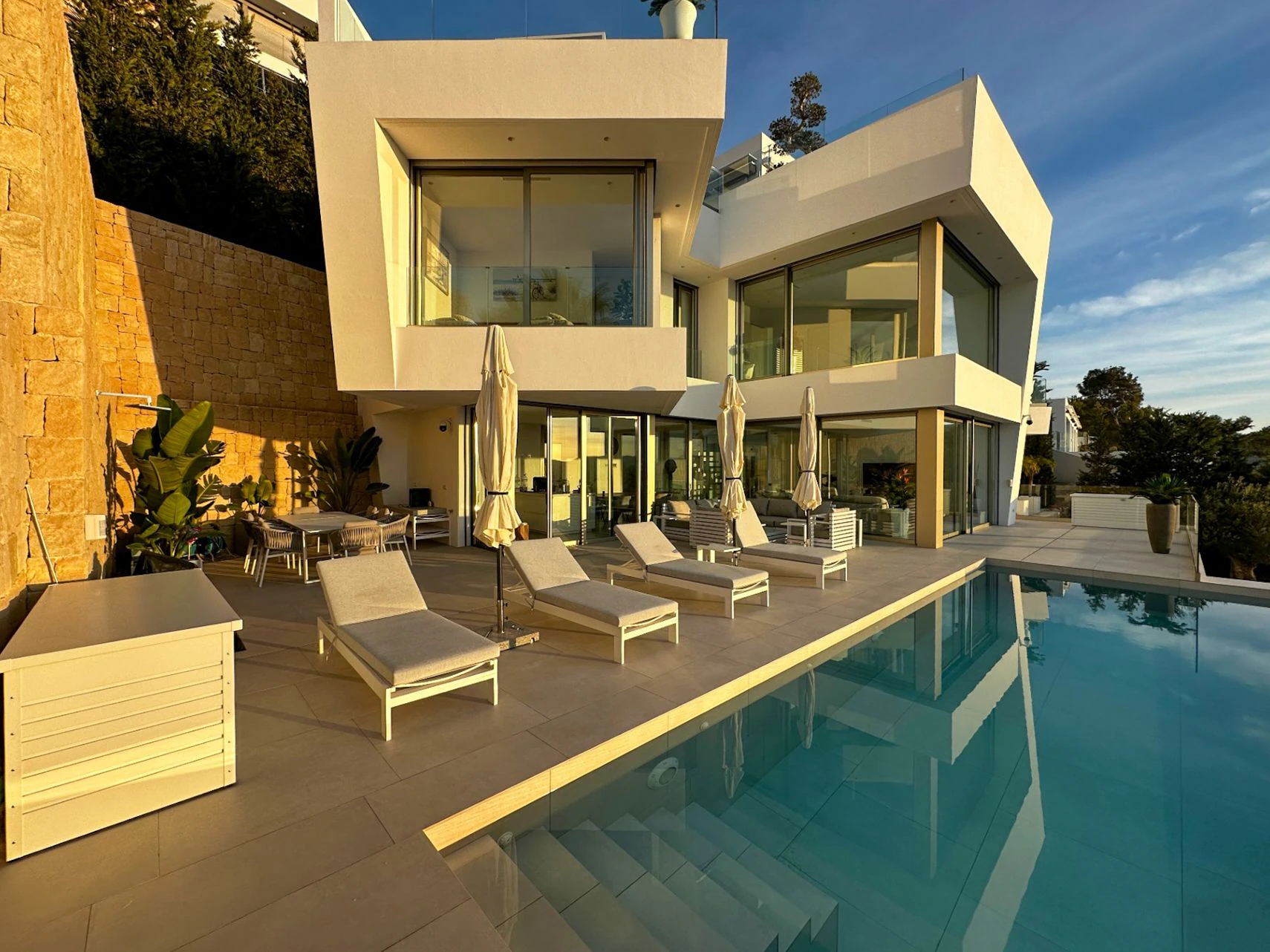 Außergewöhnliche Luxusvilla in Moraira – Wo Design, Technologie und Meerblick aufeinandertreffen