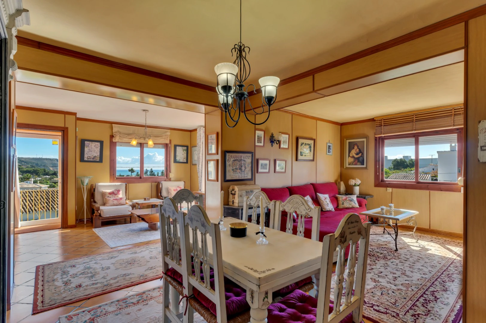 Villa a la venta a pocos metros del casco antiguo de Jávea con vistas al mar