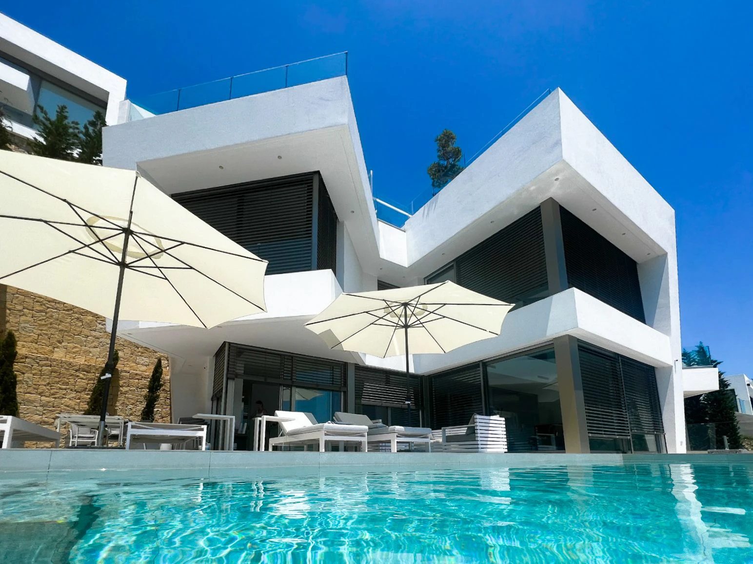 Außergewöhnliche Luxusvilla in Moraira – Wo Design, Technologie und Meerblick aufeinandertreffen
