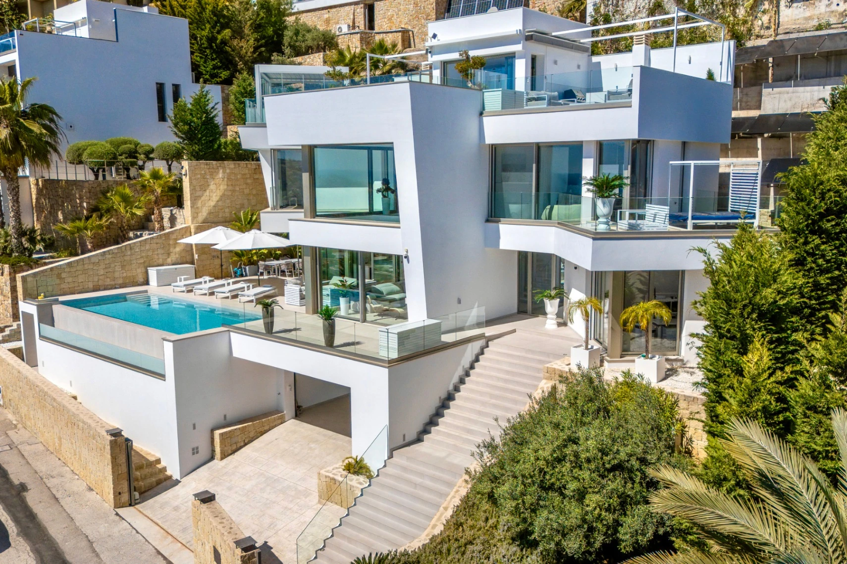 Außergewöhnliche Luxusvilla in Moraira – Wo Design, Technologie und Meerblick aufeinandertreffen
