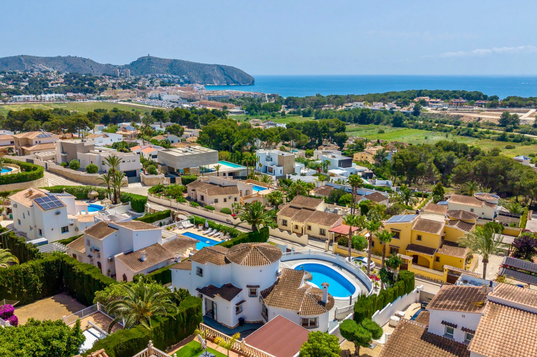 Exclusive, trendy, and fully renovated villa with panoramic sea views for sale in Moraira – prime location near the center and beach.