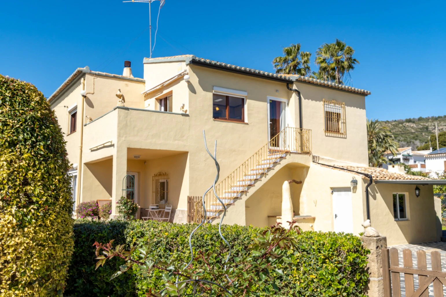 Villa a la venta a pocos metros del casco antiguo de Jávea con vistas al mar