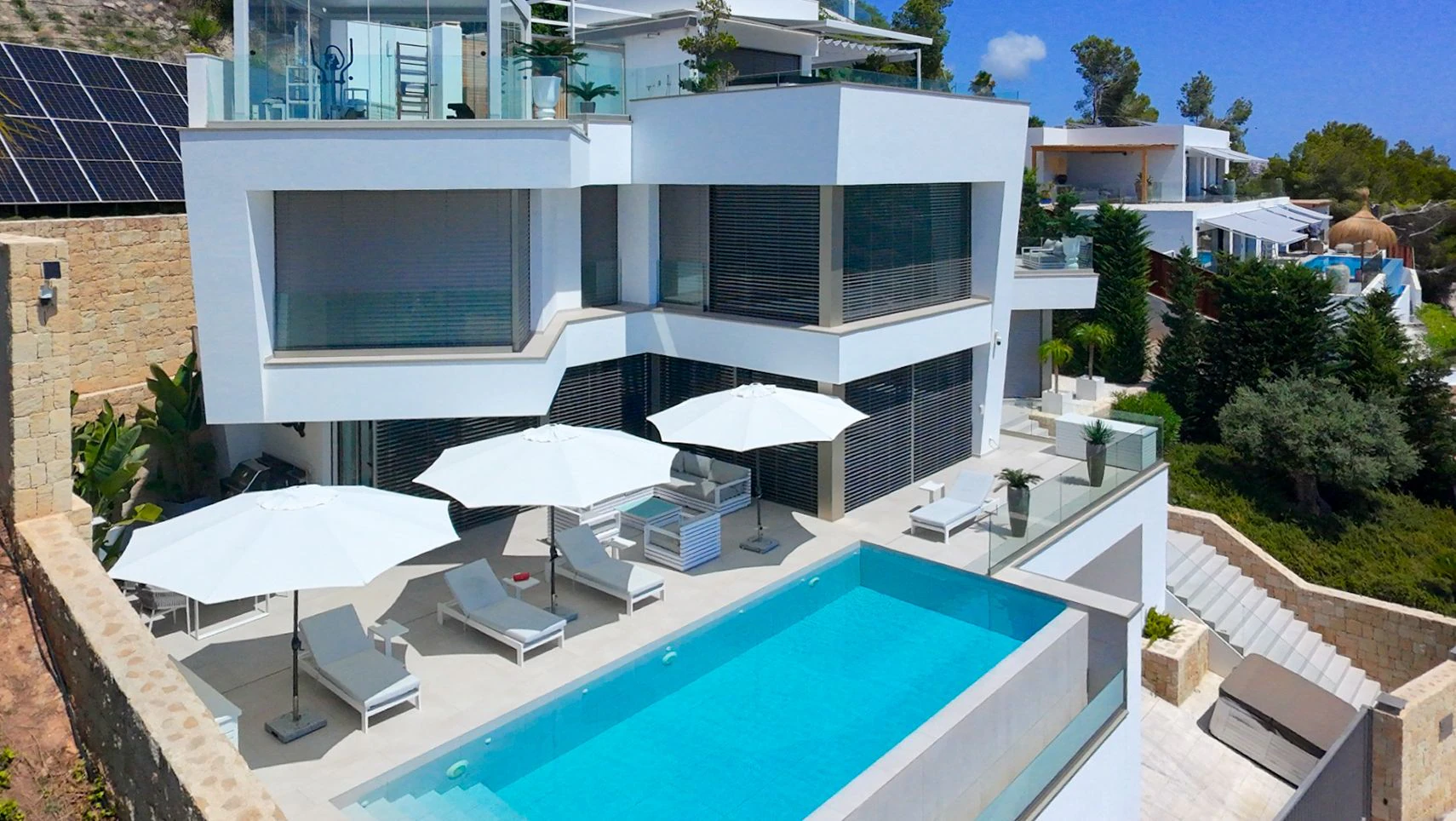Außergewöhnliche Luxusvilla in Moraira – Wo Design, Technologie und Meerblick aufeinandertreffen