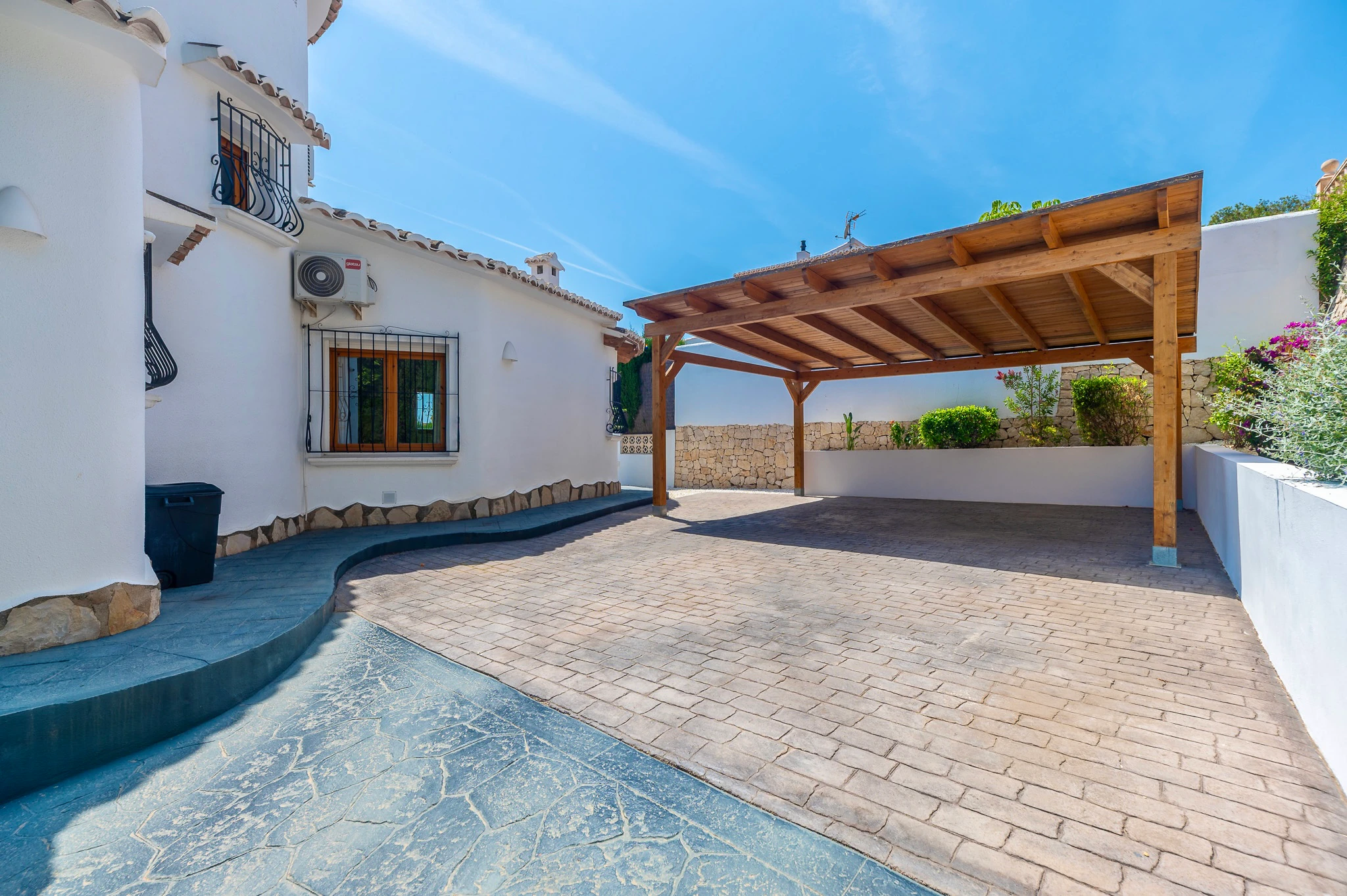 Exclusive, trendy, and fully renovated villa with panoramic sea views for sale in Moraira – prime location near the center and beach.