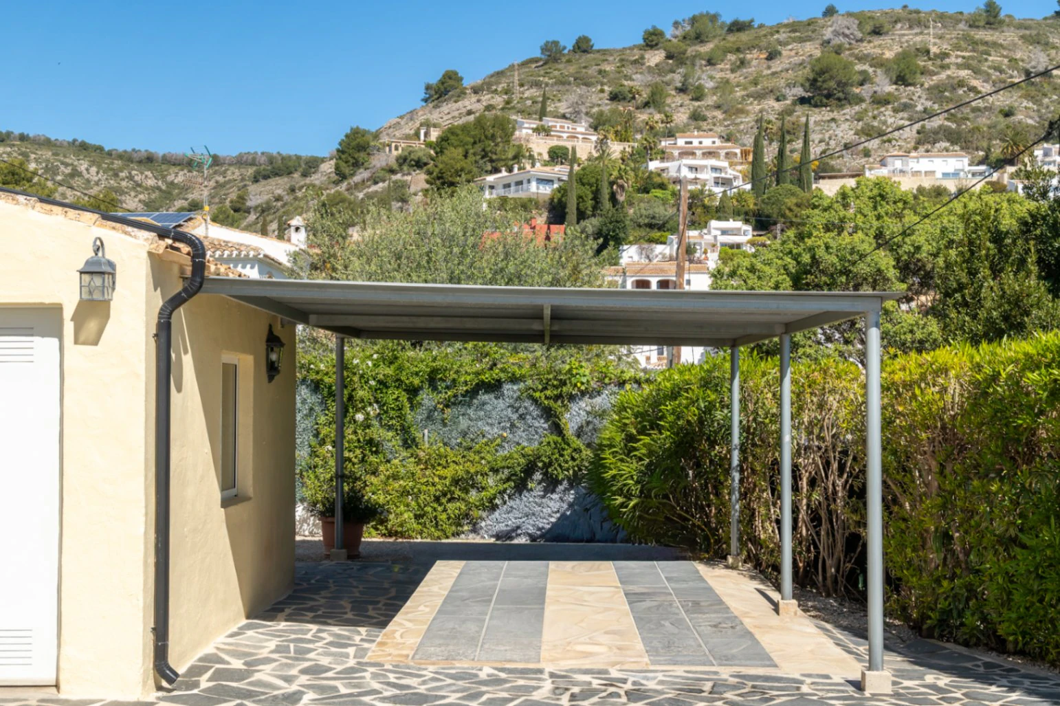 Villa a la venta a pocos metros del casco antiguo de Jávea con vistas al mar