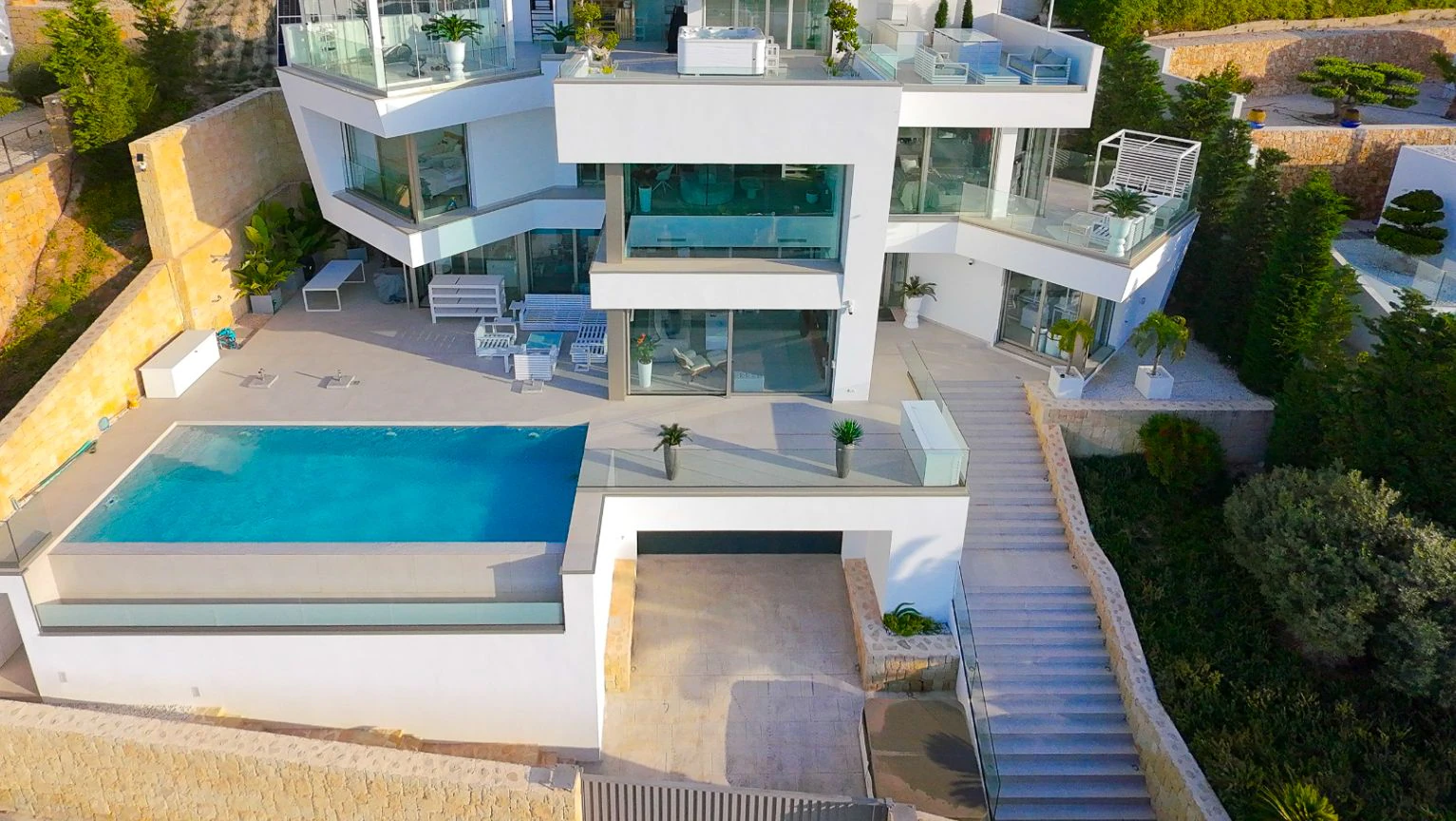 Außergewöhnliche Luxusvilla in Moraira – Wo Design, Technologie und Meerblick aufeinandertreffen