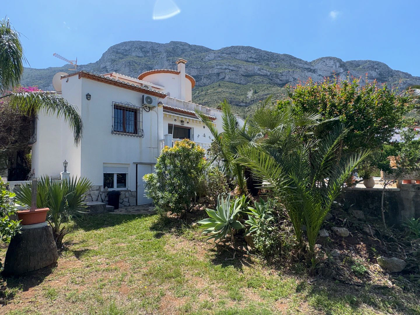 Exclusive Villa in Dénia: A Balcony to the Mediterranean and History.