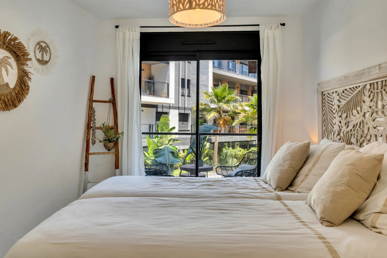 Modern and elegant south-facing apartment with a pool in Jávea.
