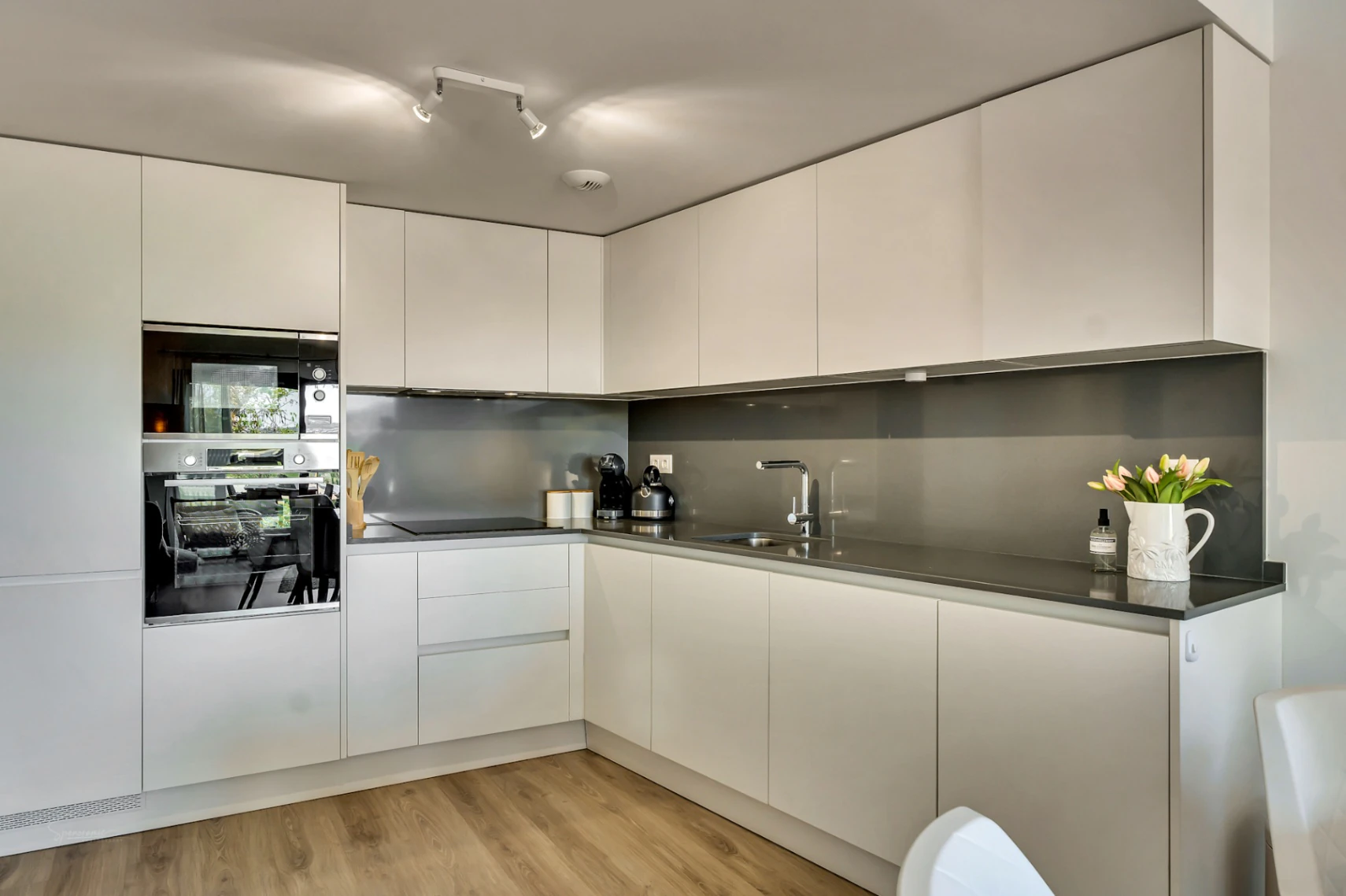 Modern and elegant south-facing apartment with a pool in Jávea.