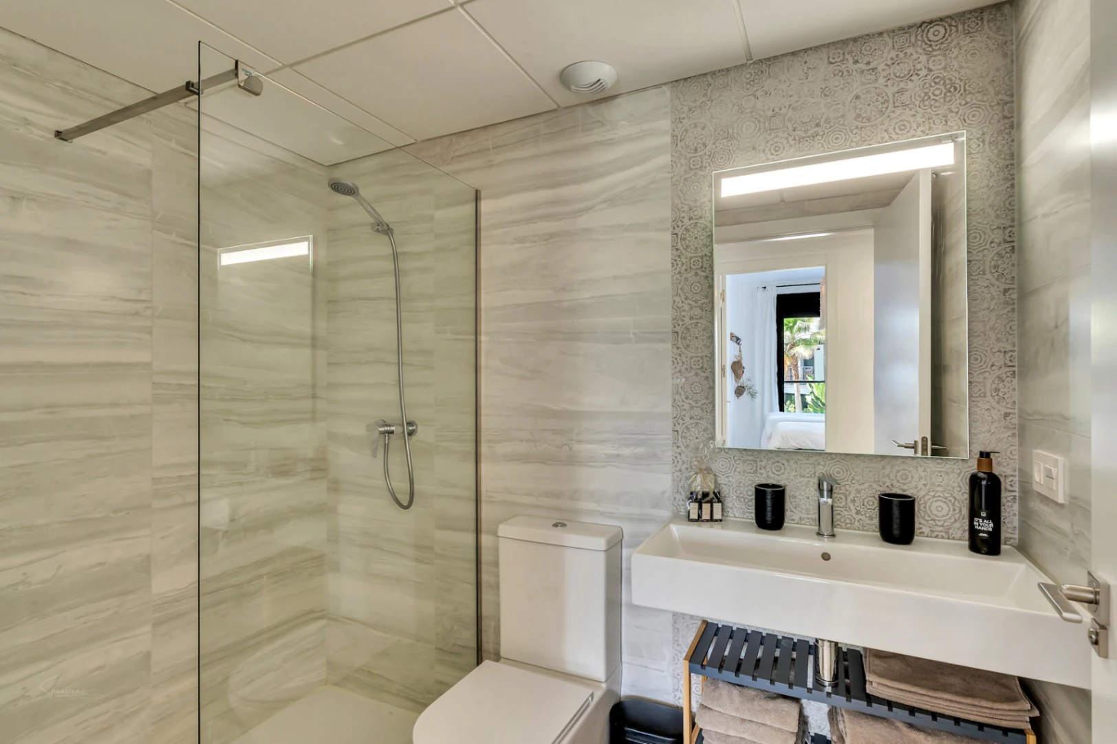 Modern and elegant south-facing apartment with a pool in Jávea.
