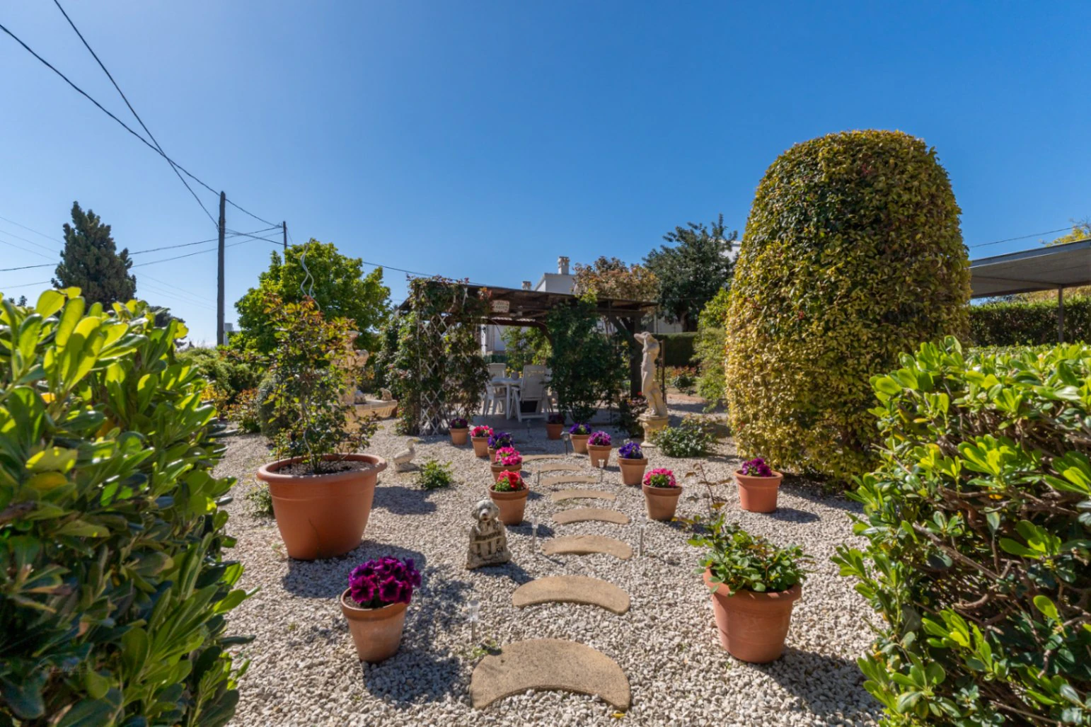 Villa a la venta a pocos metros del casco antiguo de Jávea con vistas al mar