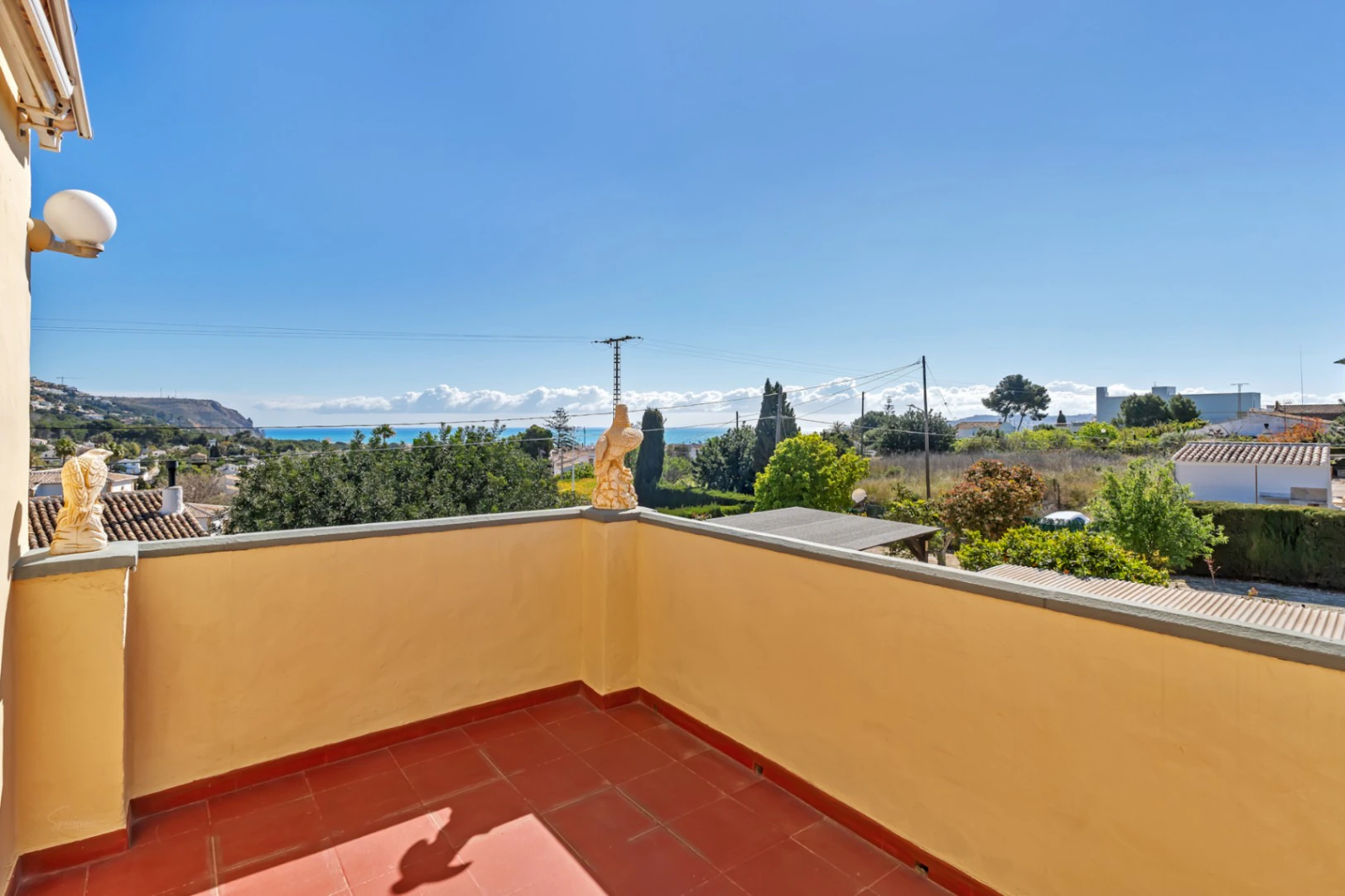 Villa a la venta a pocos metros del casco antiguo de Jávea con vistas al mar