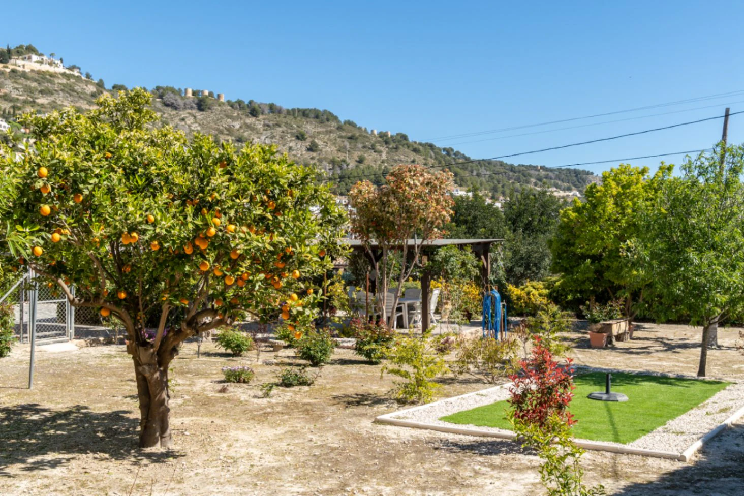 Villa a la venta a pocos metros del casco antiguo de Jávea con vistas al mar