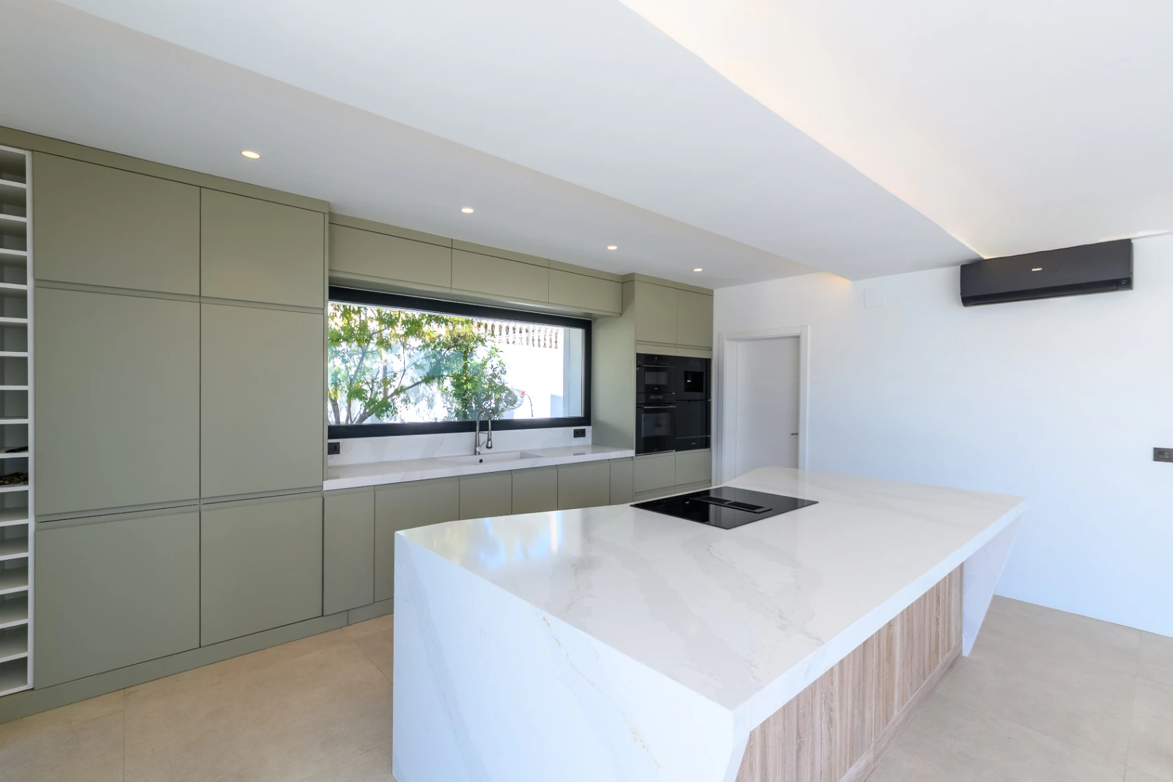 Exclusive Modern Villa in Prime Moraira Location – 5 Bedrooms, Pool & Jacuzzi
