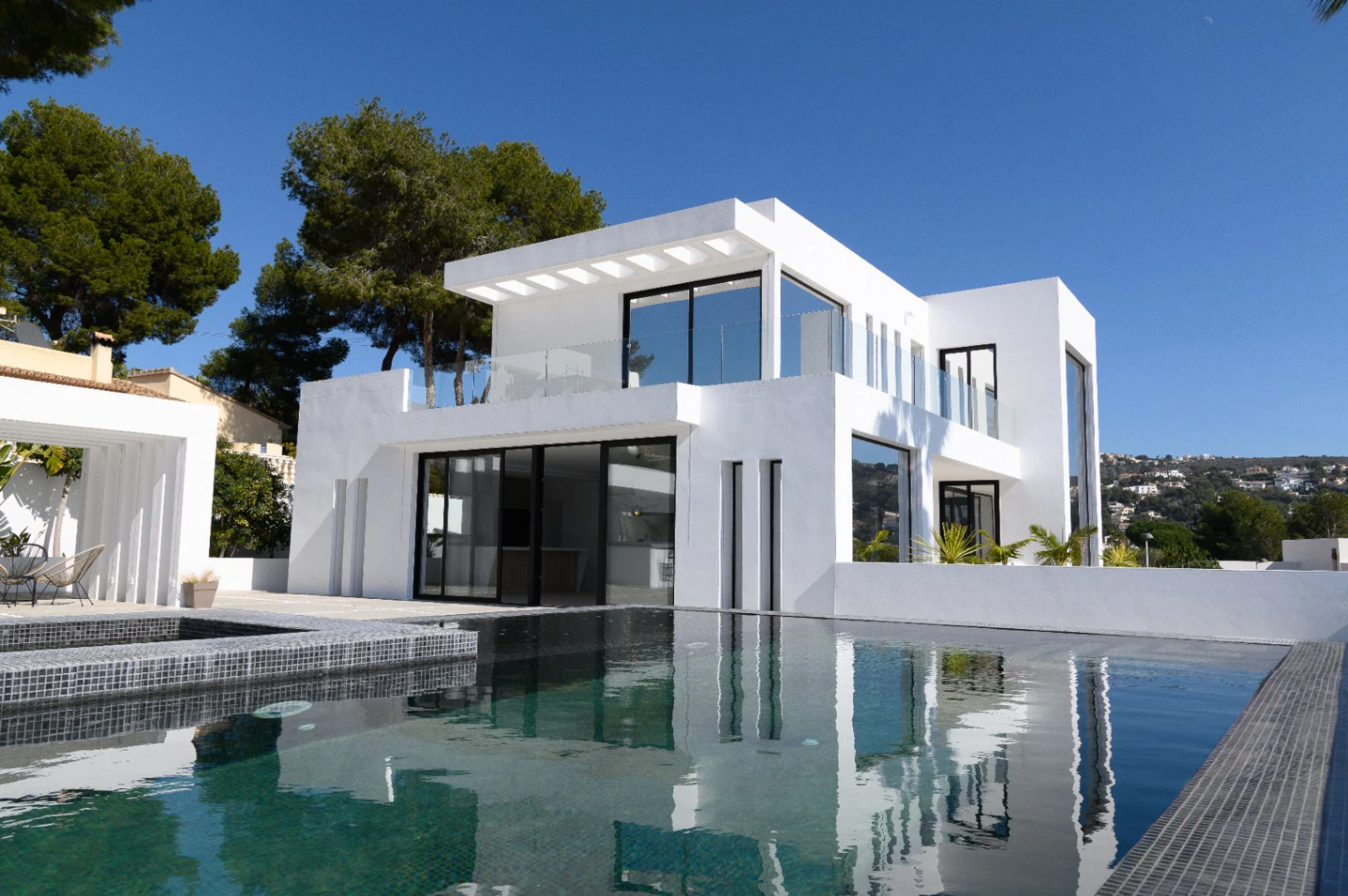 Exclusive Modern Villa in Prime Moraira Location – 5 Bedrooms, Pool & Jacuzzi