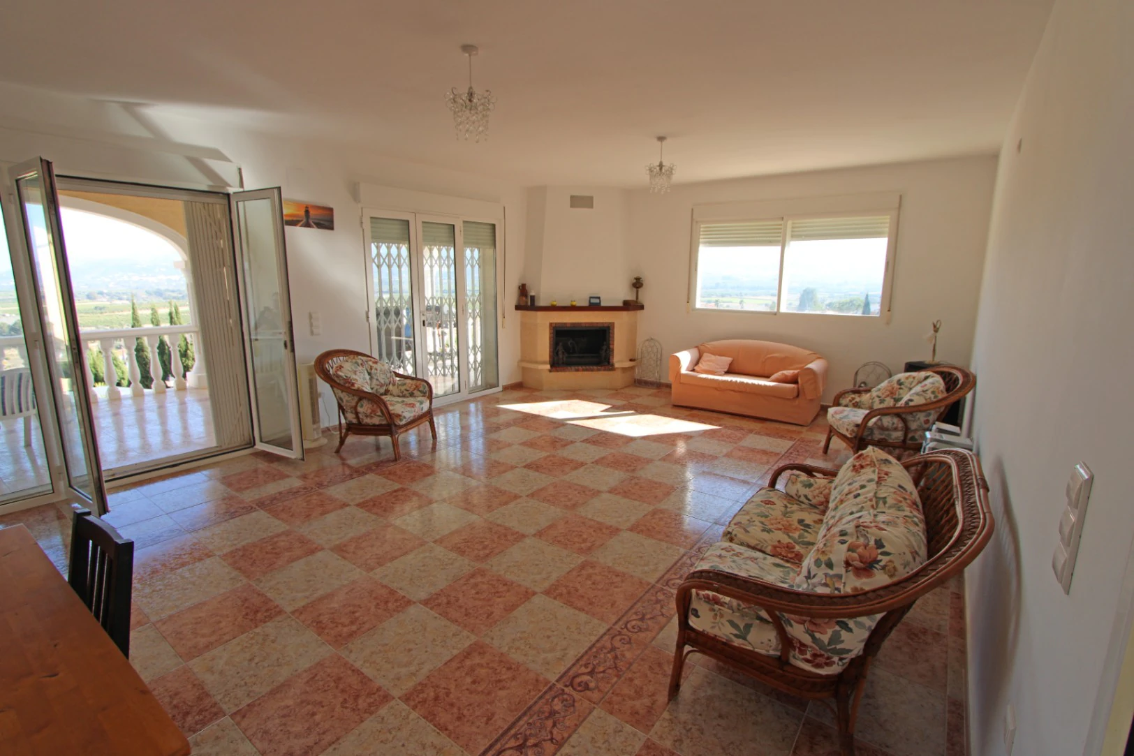 Chalet à vendre avec vue sur la vallée et la montagne à Tormos