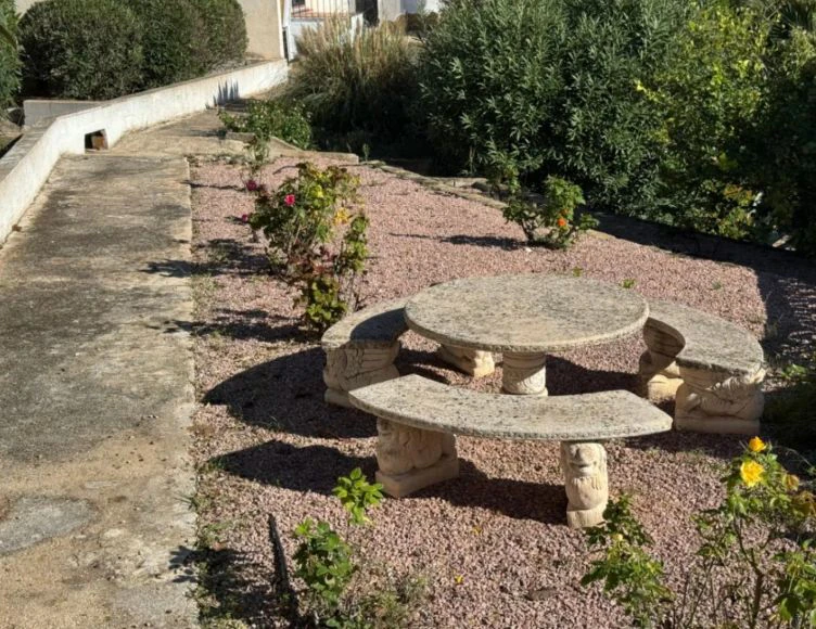 Adosado en venta en Moraira: 3 dormitorios y piscina comunitaria.