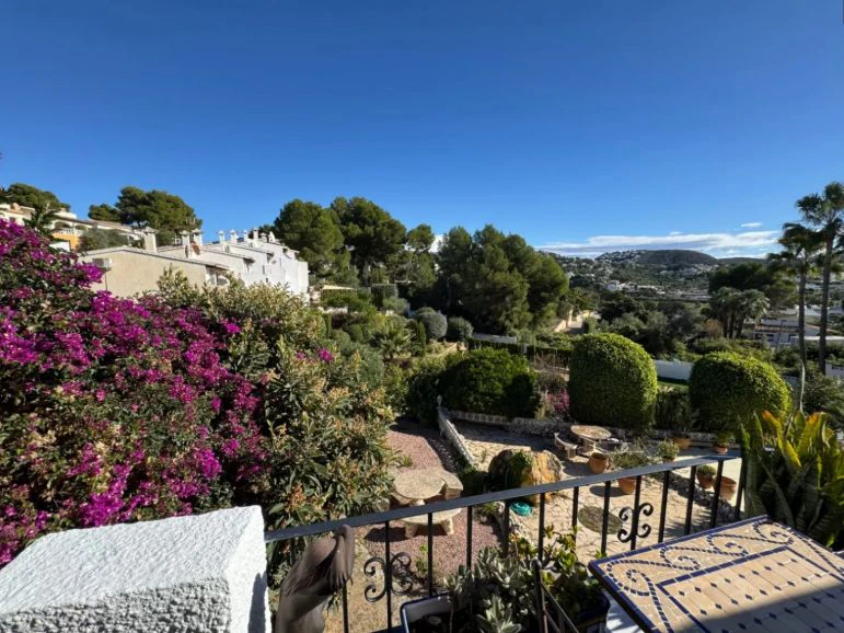 Adosado en venta en Moraira: 3 dormitorios y piscina comunitaria.