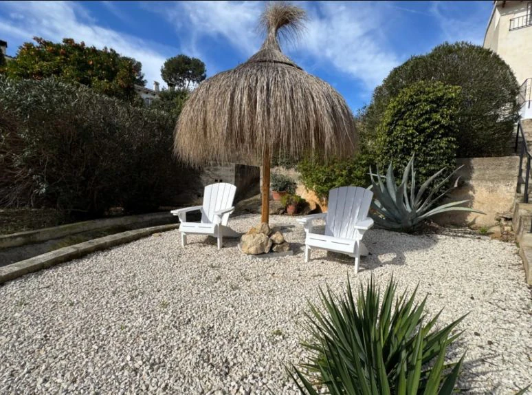 Adosado en venta en Moraira: 3 dormitorios y piscina comunitaria.