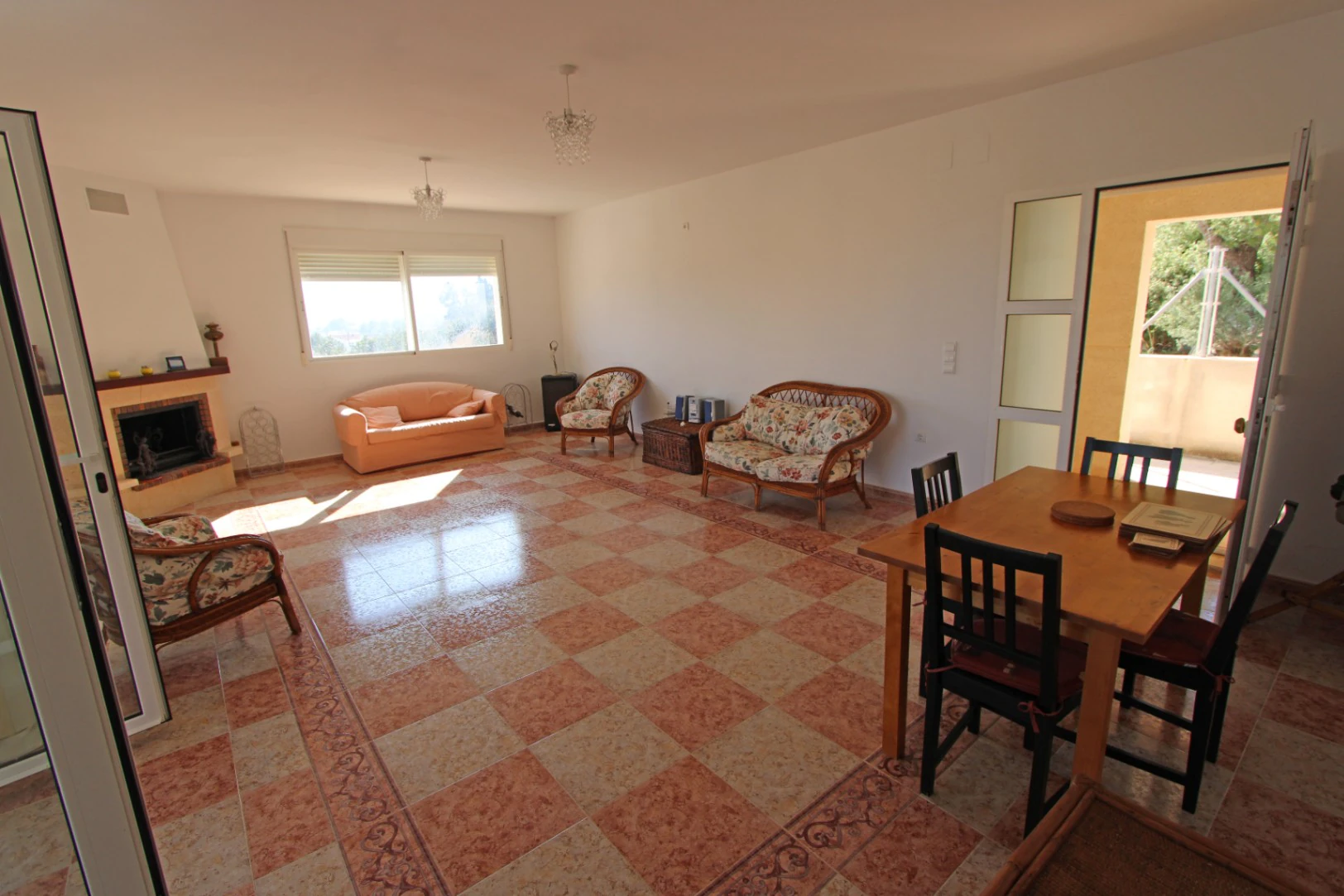 Chalet à vendre avec vue sur la vallée et la montagne à Tormos