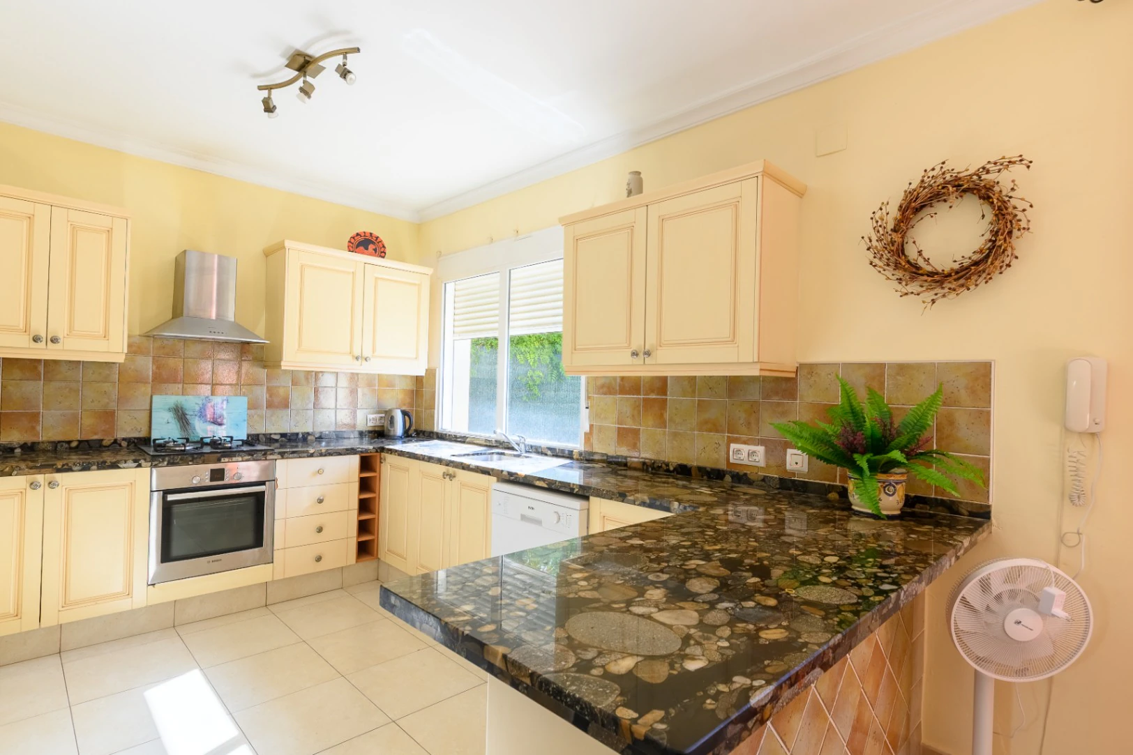 Luxusvilla zu verkaufen in Benissa Costa, 600 m zum Strand La Fustera, Meerblick