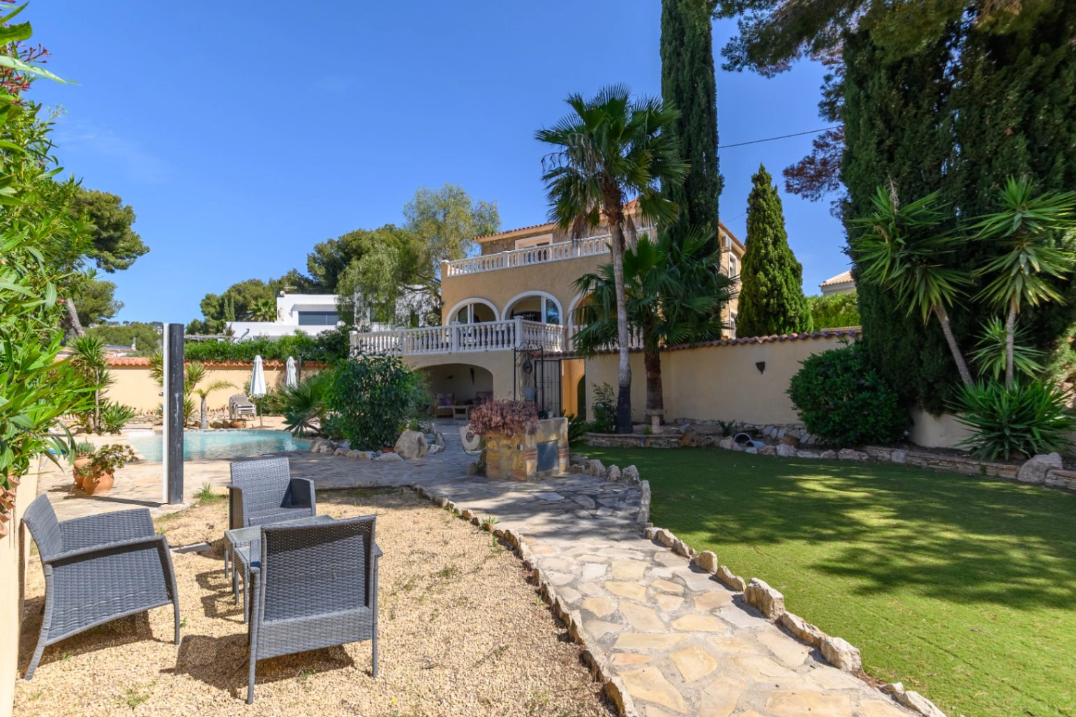 Luxusvilla zu verkaufen in Benissa Costa, 600 m zum Strand La Fustera, Meerblick
