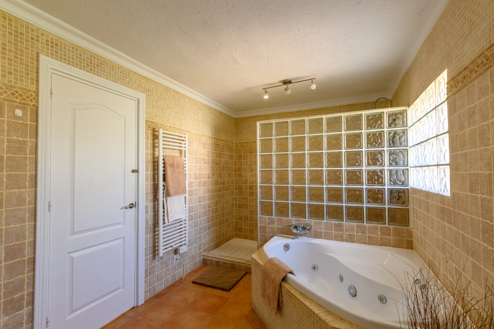 Luxusvilla zu verkaufen in Benissa Costa, 600 m zum Strand La Fustera, Meerblick