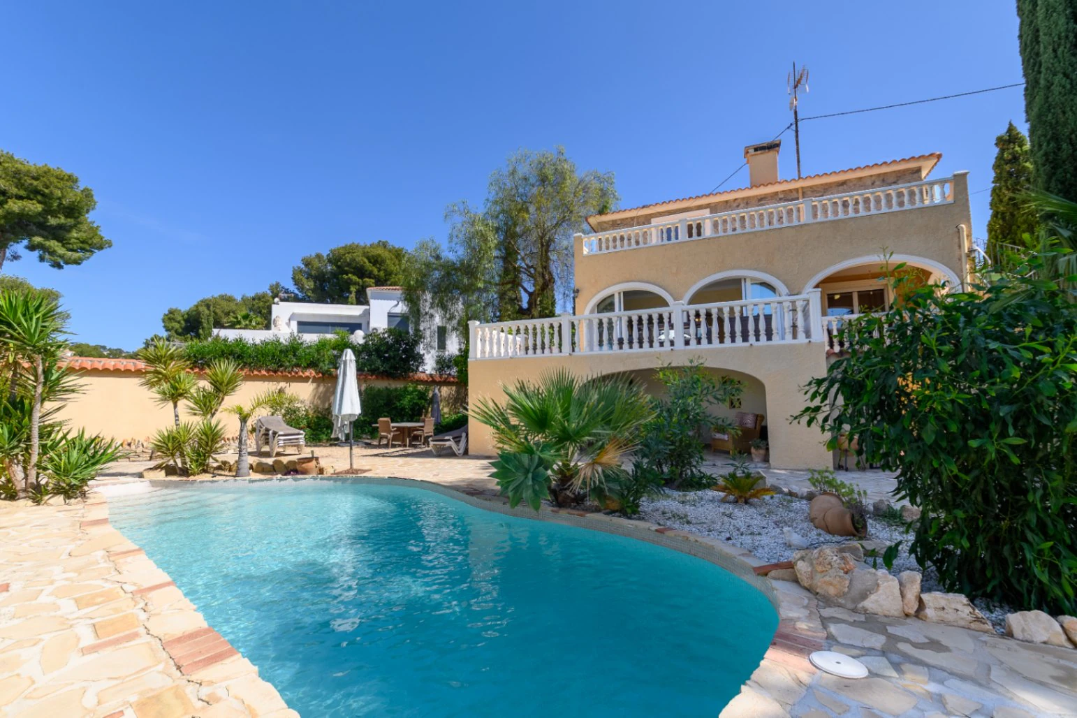 Luxusvilla zu verkaufen in Benissa Costa, 600 m zum Strand La Fustera, Meerblick