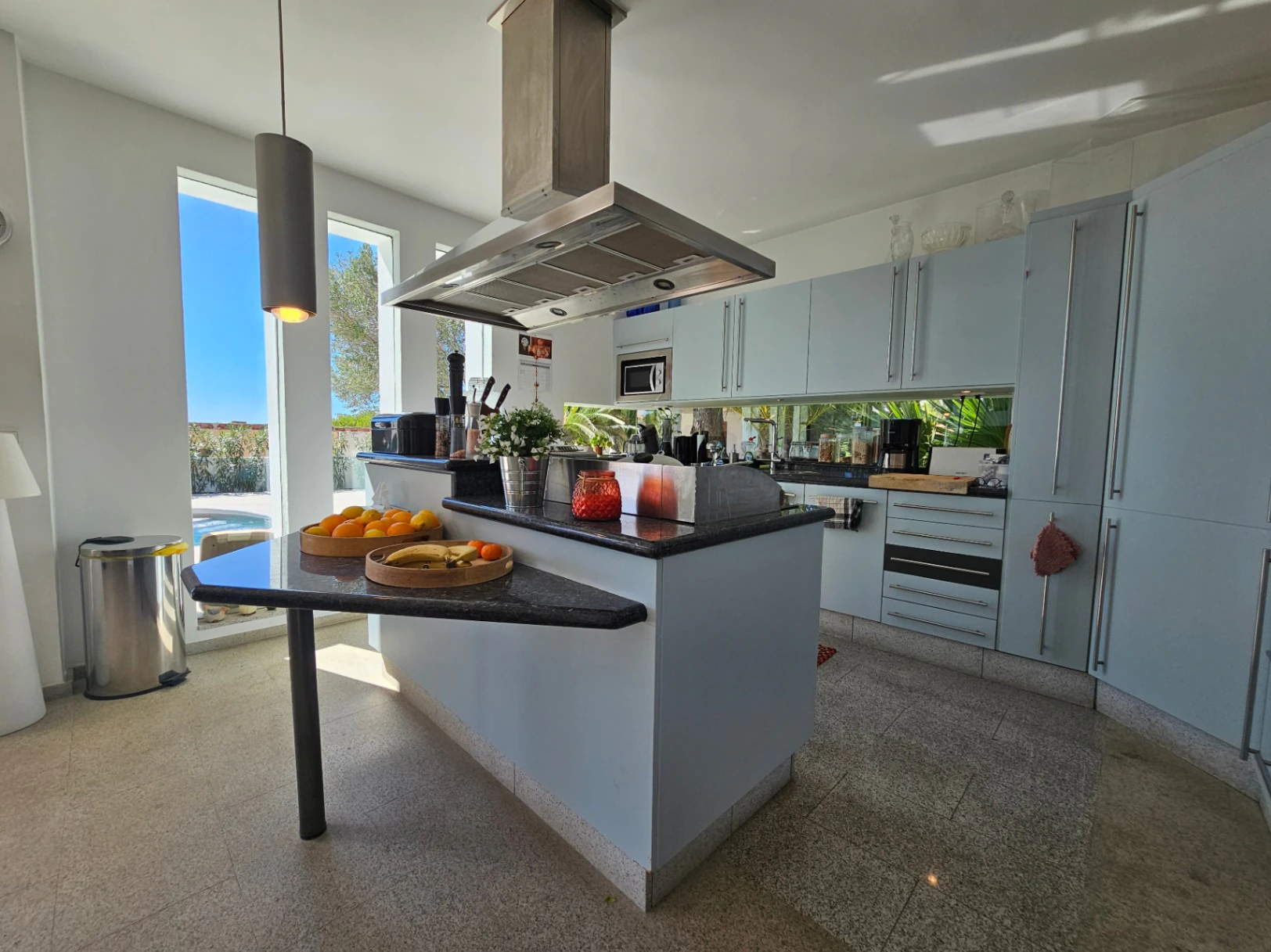 Impresionante villa en venta en Moraira con piscina y jardín
