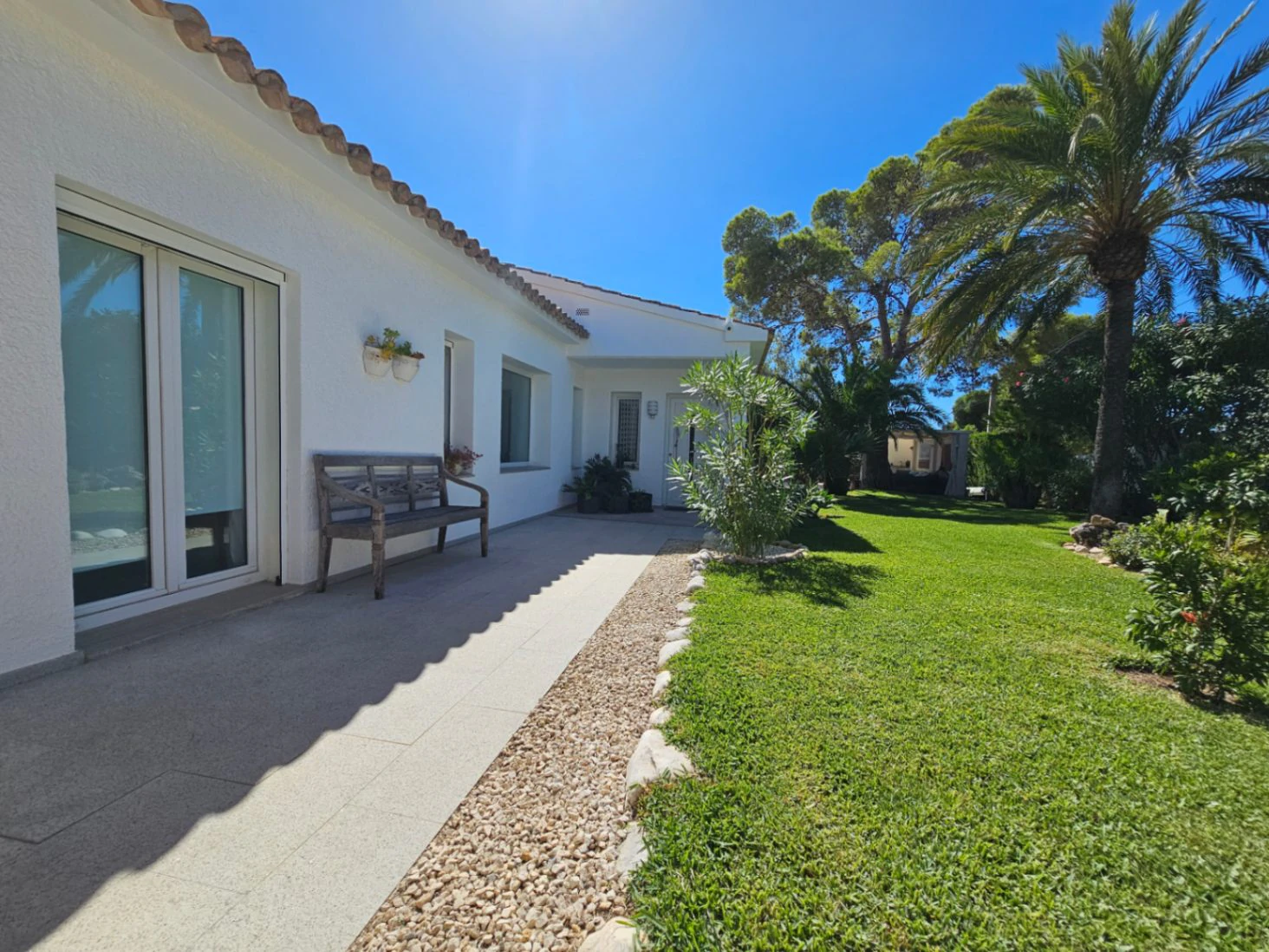 Impresionante villa en venta en Moraira con piscina y jardín