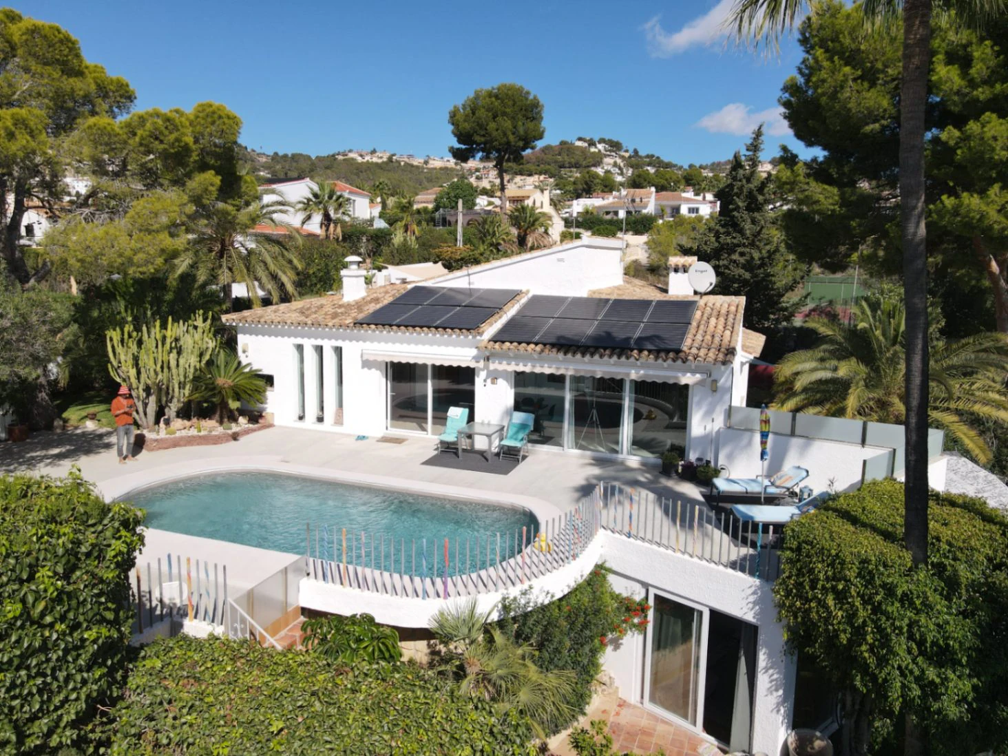 Impresionante villa en venta en Moraira con piscina y jardín