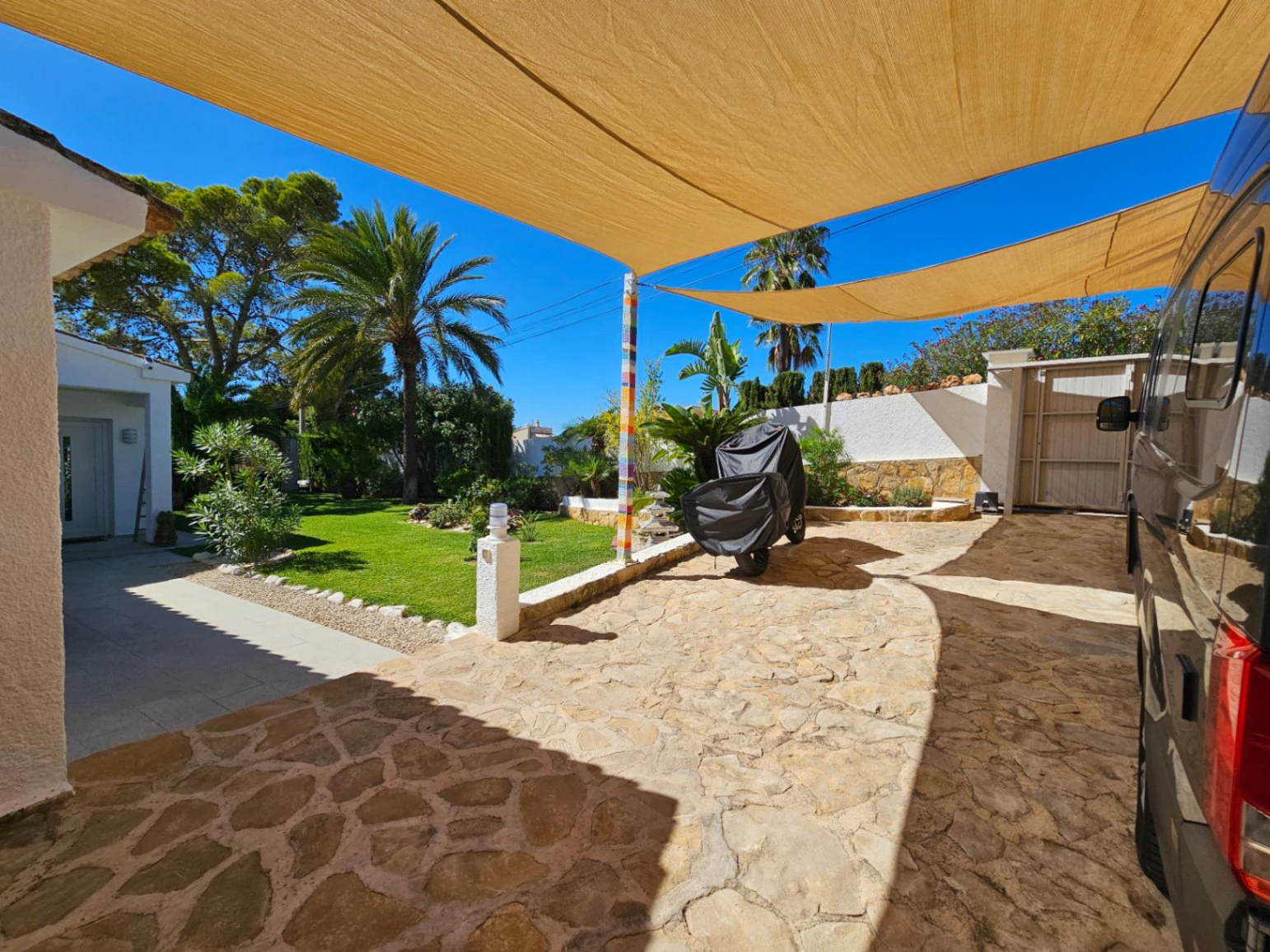 Impresionante villa en venta en Moraira con piscina y jardín