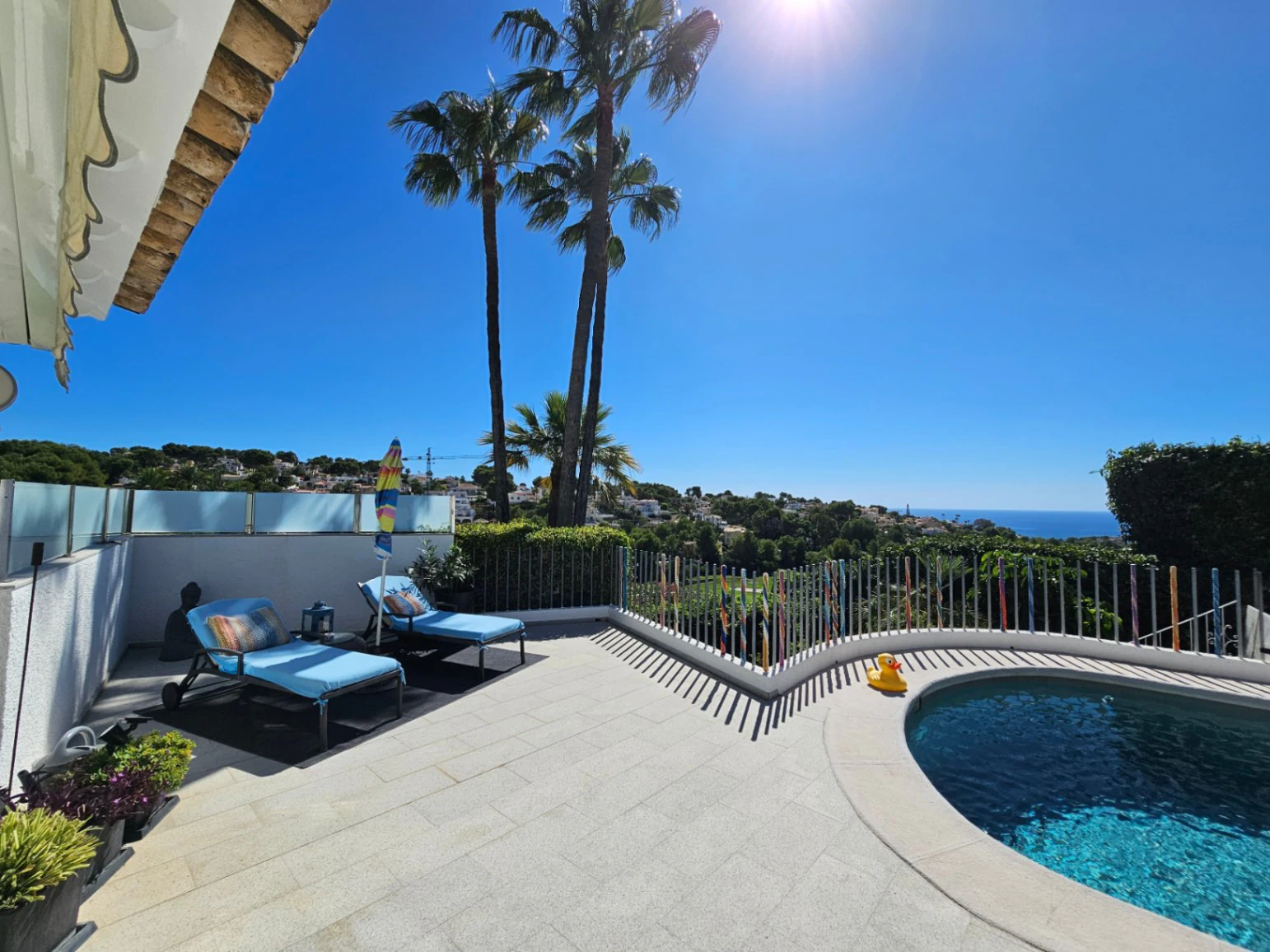 Impresionante villa en venta en Moraira con piscina y jardín
