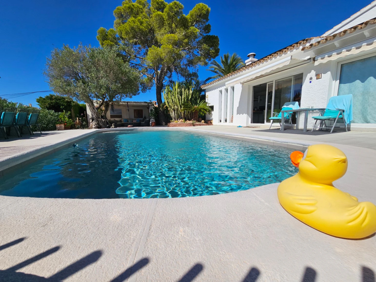 Impresionante villa en venta en Moraira con piscina y jardín